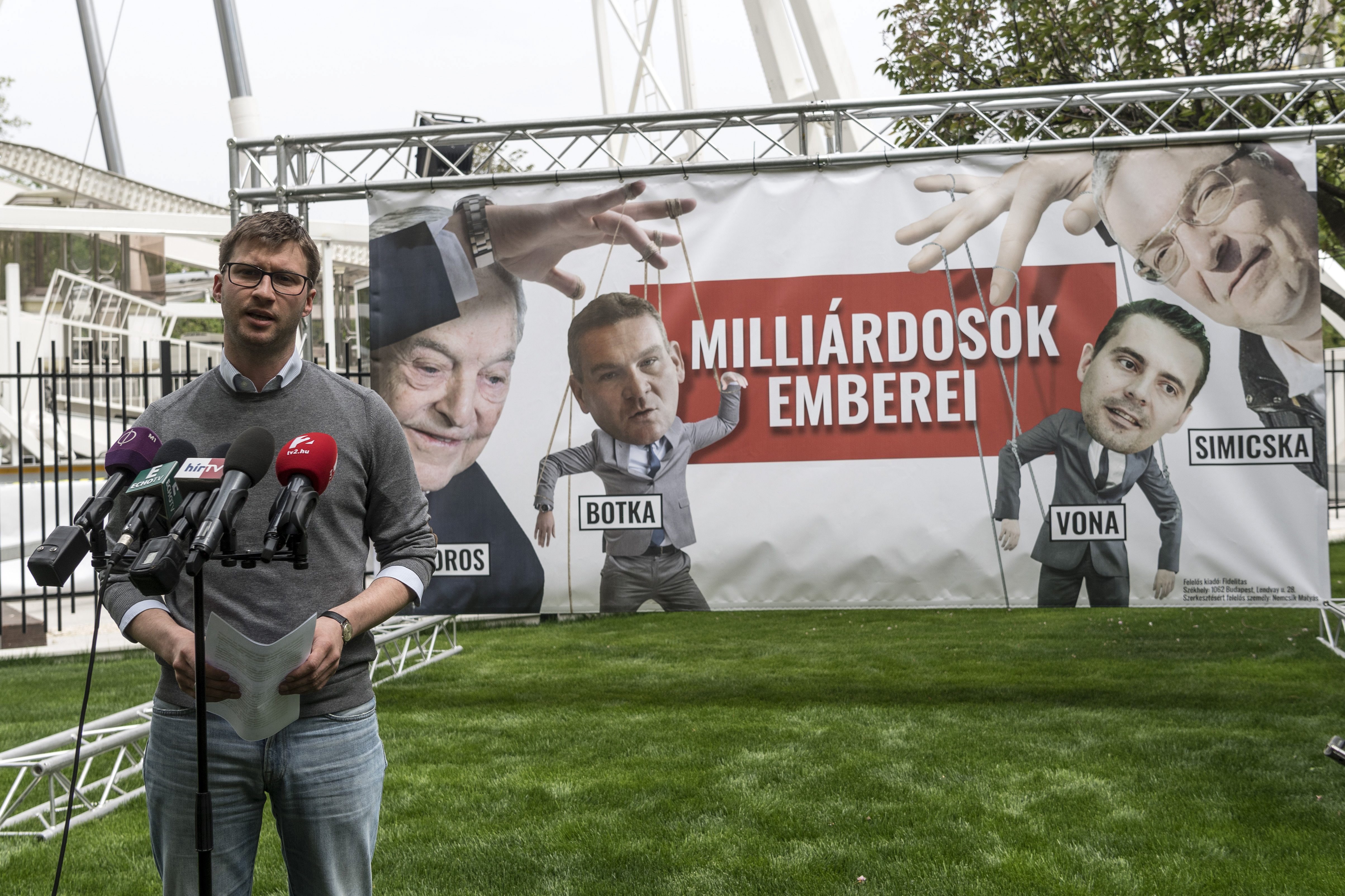Bődületes simicskázással és sorosozással válaszol a Jobbik plakátjaira a Fidesz