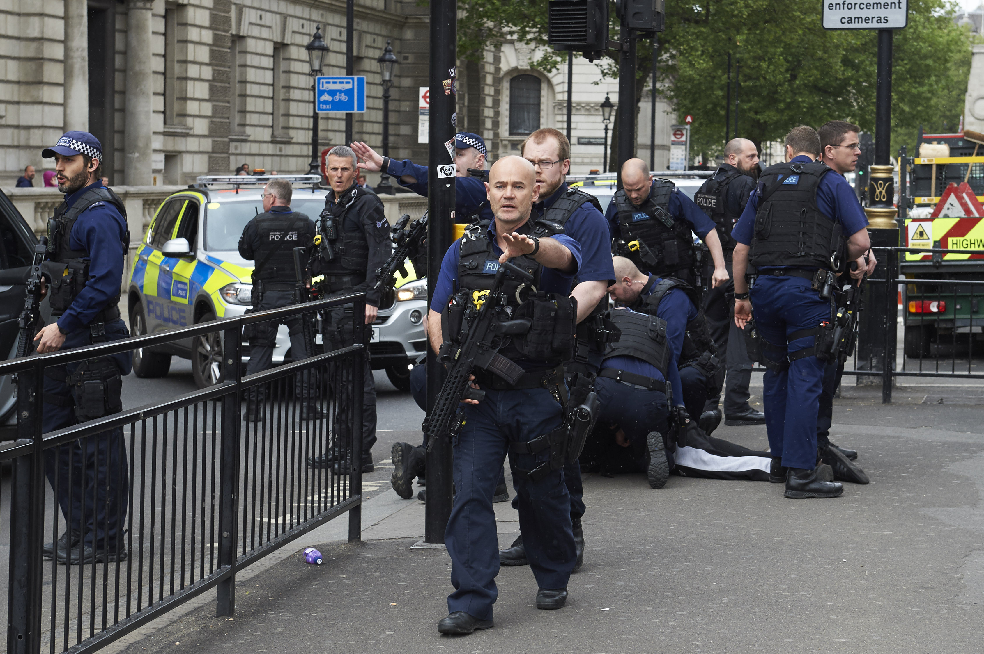 Elfogtak egy késes férfit a brit parlament közelében