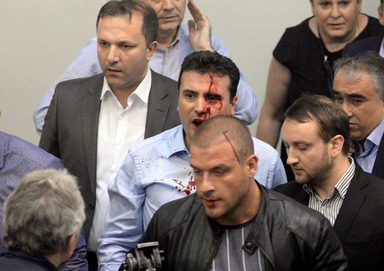 Villanógránátokkal űzték ki a zavargókat a macedón parlamentből