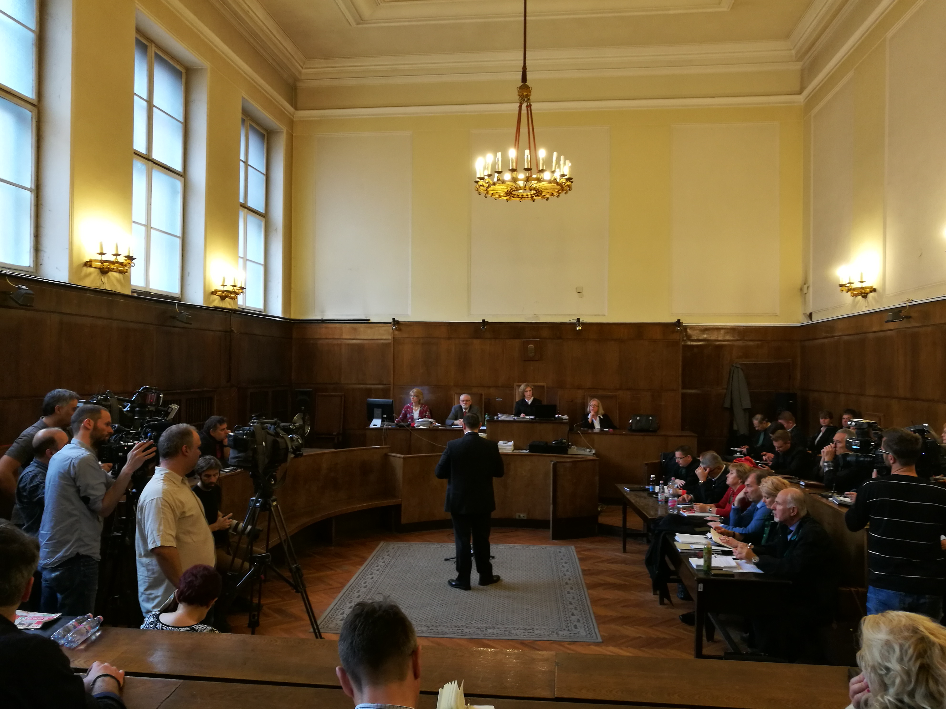 Vizoviczki a védőbeszédét prezentálja a bíróság előtt.