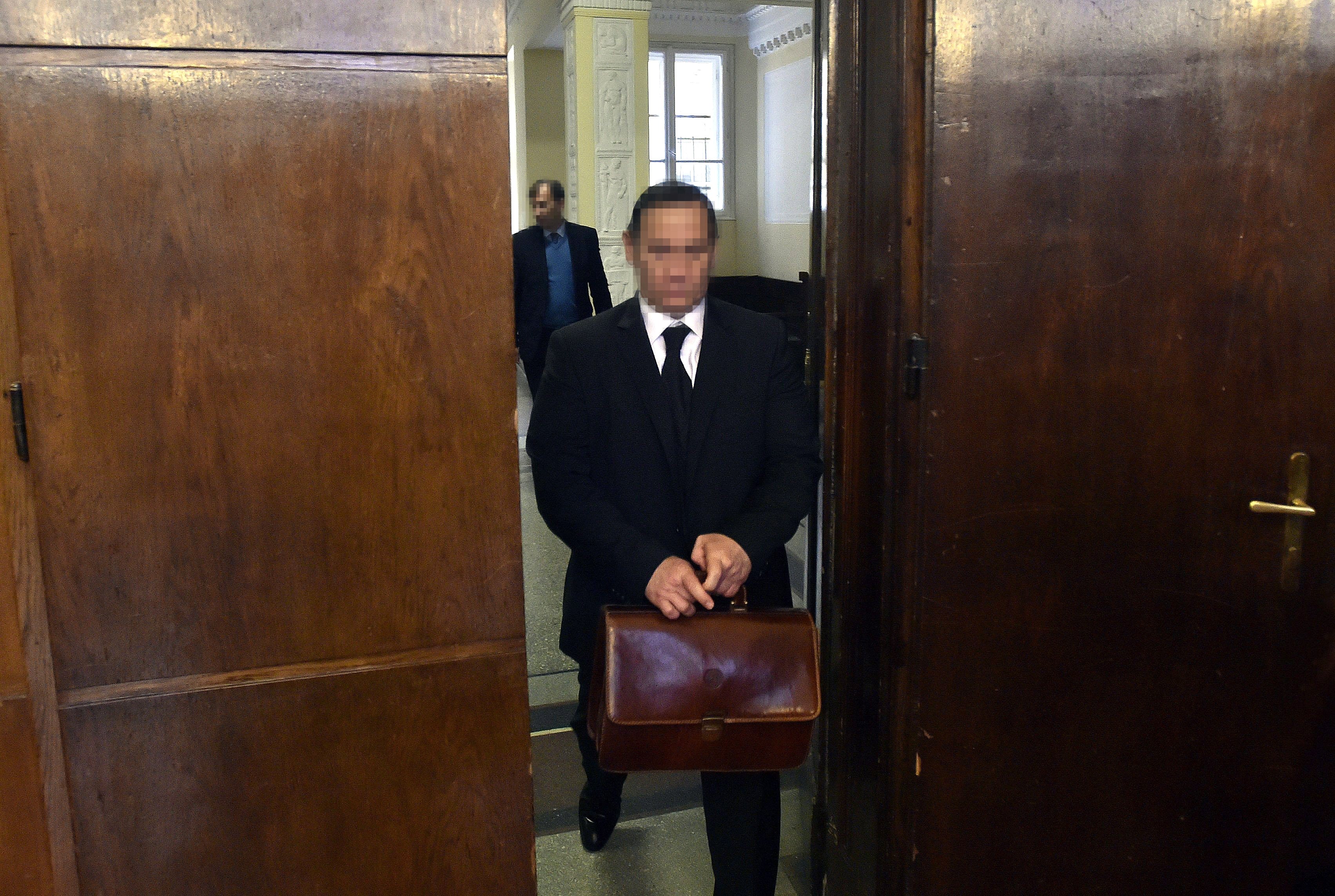 Vizoviczki László elsőrendű vádlott megérkezik a tárgyalóterembe az ellene és 33 társa ellen milliárdos nagyságrendű vagyoni hátrányt okozó költségvetési csalás vádjával indult büntetőper tárgyalására a Fővárosi Törvényszéken 2017. április 28-án.
