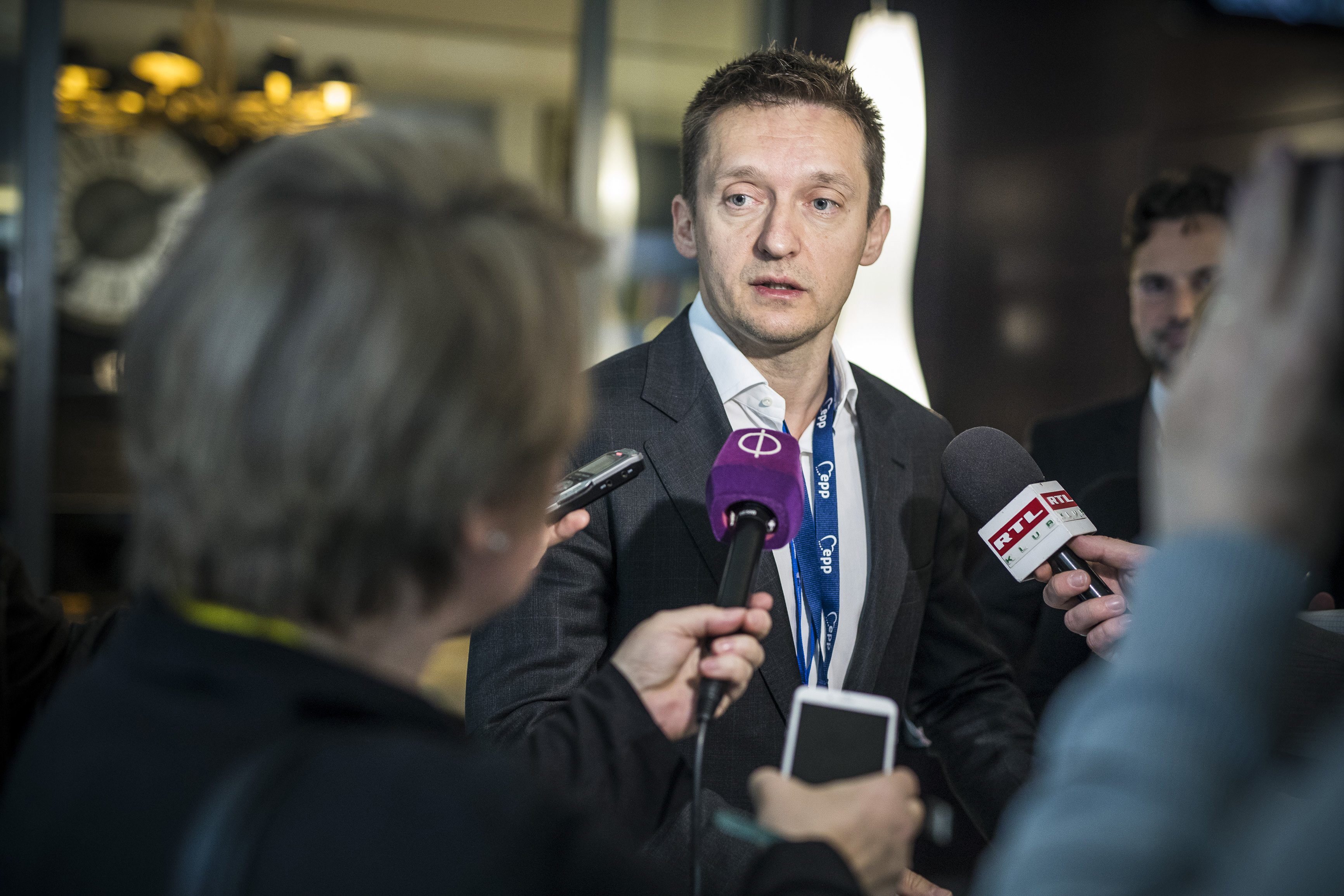 Rogán Antal állt ki sajtótájékoztatót tartani az Európai Néppárt csúcstalálkozója közben