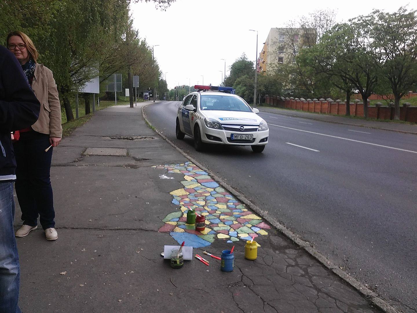 Tettenérte a kaposvári rendőrség a járdafestő vandálokat