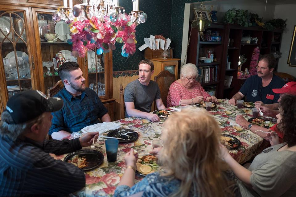 Váratlanul egy ismeretlen ohioi családnál bukkant fel Mark Zuckerberg