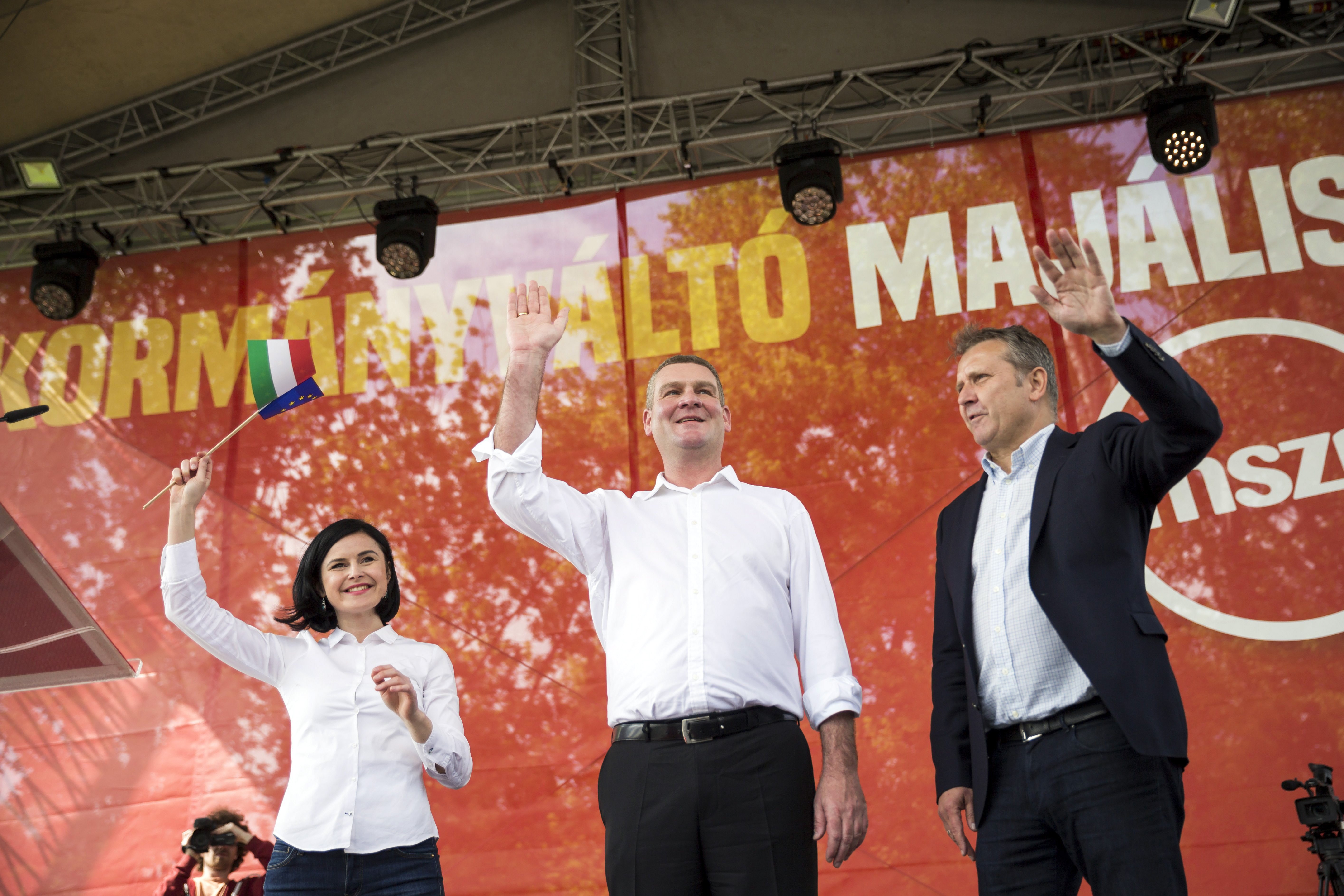 Botka László miniszterelnök-jelölt, Molnár Gyula, az MSZP elnöke és Kunhalmi Ágnes országgyűlési képviselő a párt majálisán a Városligetben 2017. május 1-jén.