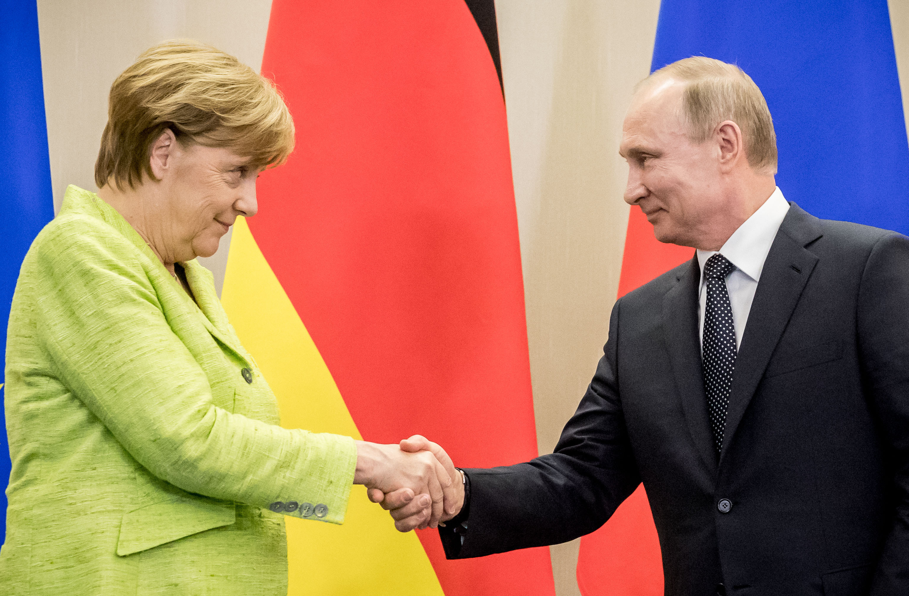 Merkel a homoszexuálisok jogainak védelmeire kérte fel Putyint közös sajtótájékoztatójukon