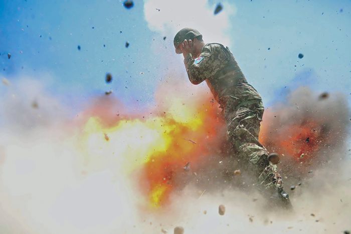 Egy amerikai katona lefényképezte a pillanatot, ahogy egy felrobbanó gránát megöli őt és a társait