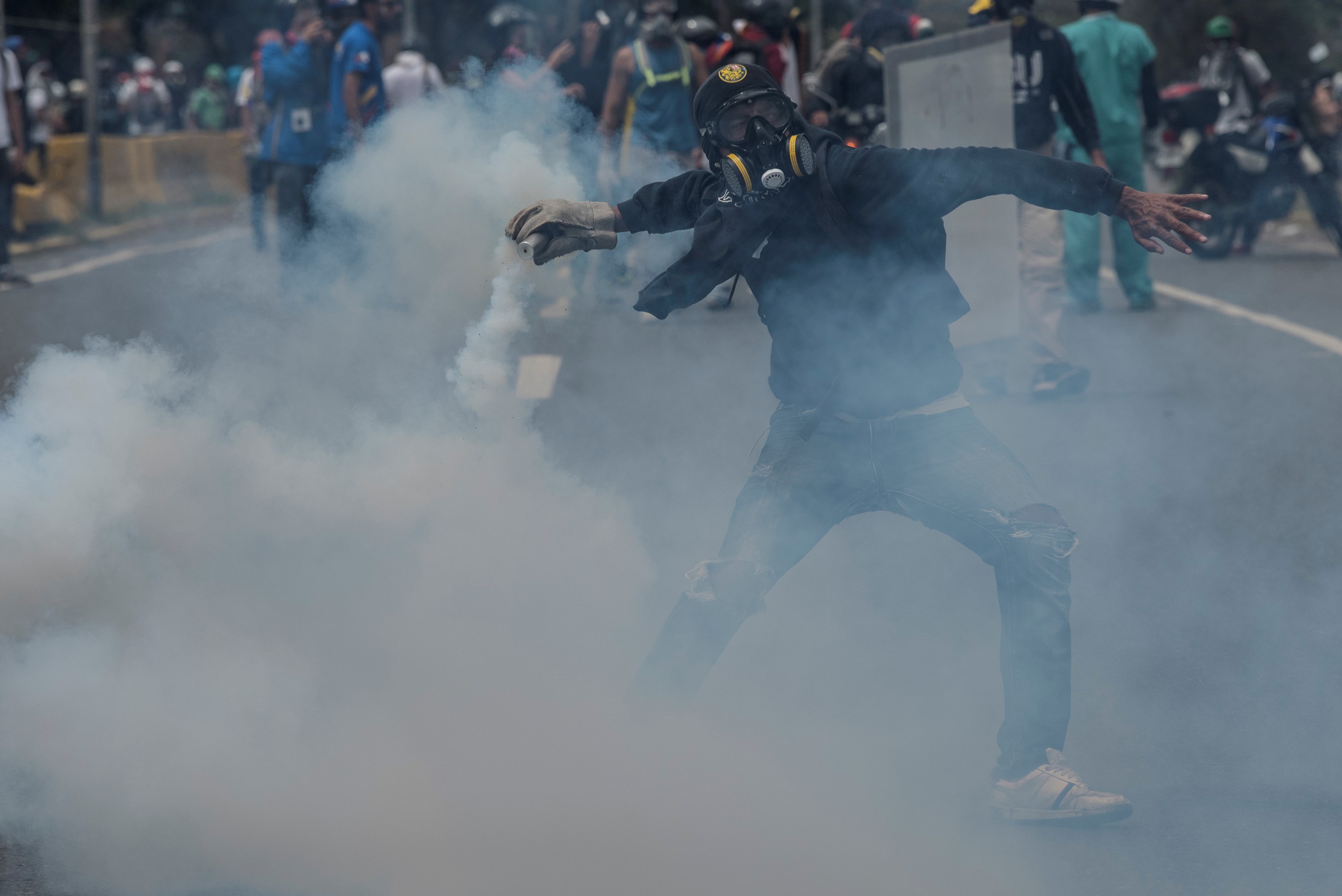 Egy halott, kétszáz sérült a caracasi zavargásokban