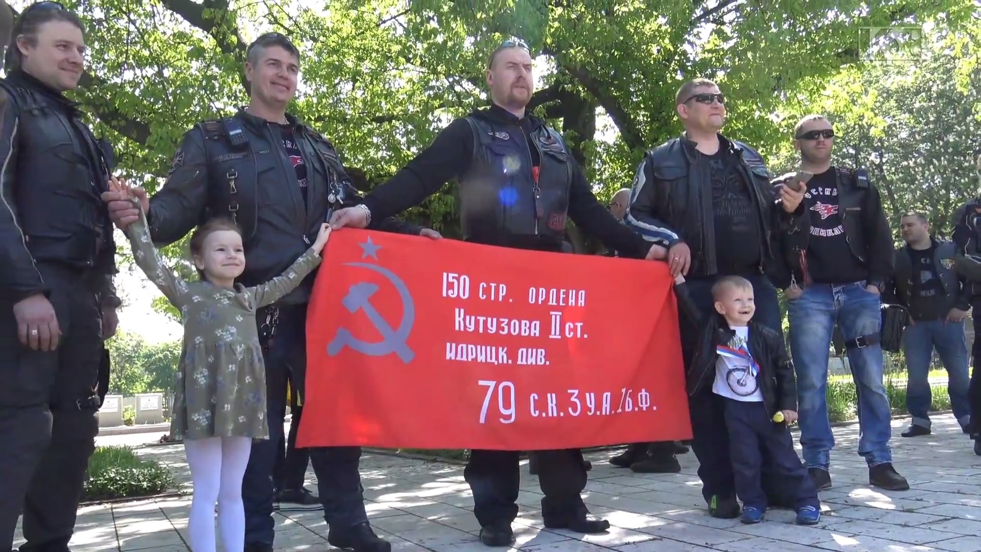 A rendőrség szerint nem volt bűncselekmény, hogy az orosz motorosbanda vörös csillagos, sarló-kalapácsos zászlókkal parádézott egy budapesti temetőben