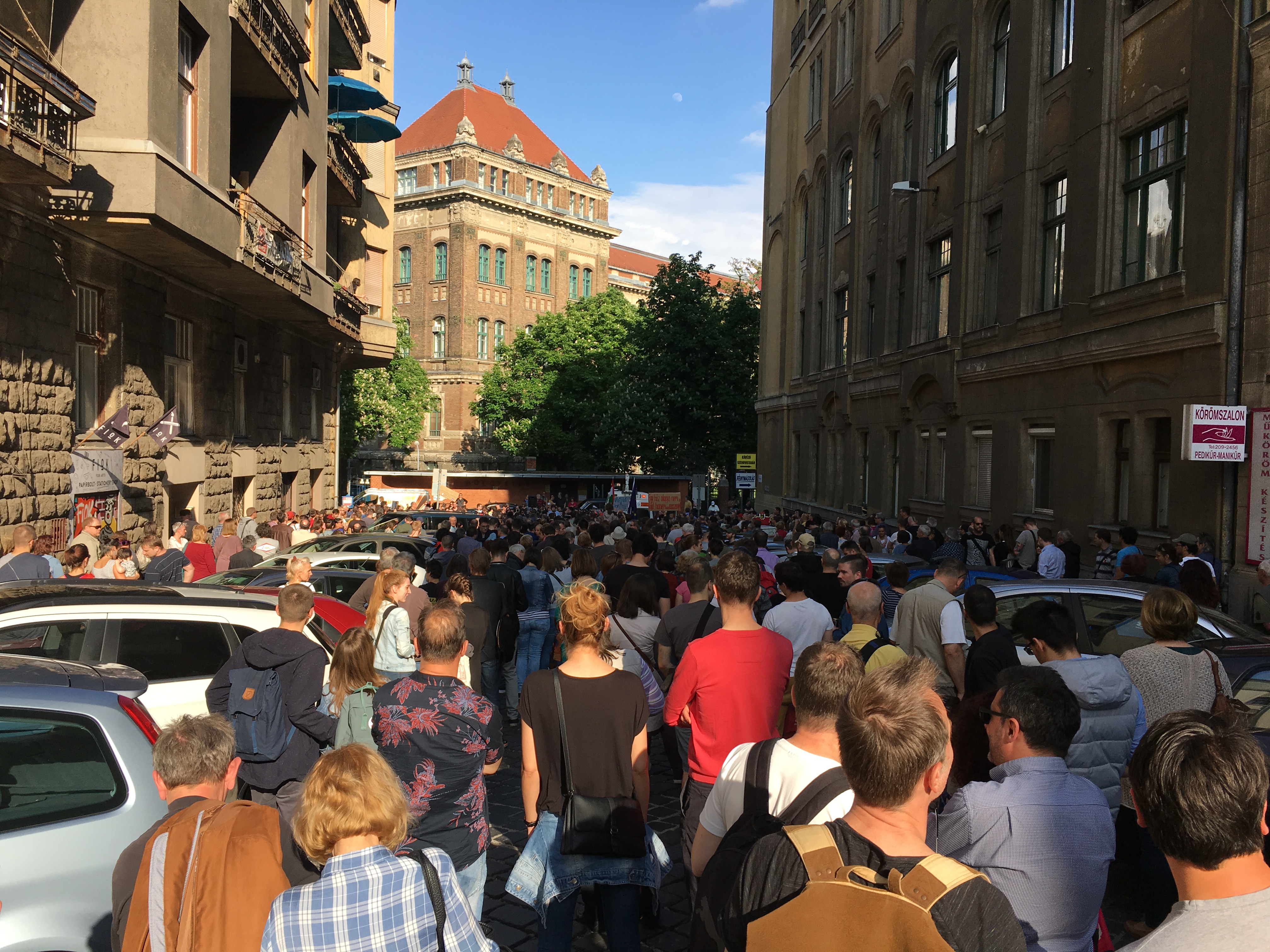 Több százan tüntettek a XI. kerületi Fidesz irodánál a 444 riportere mellett