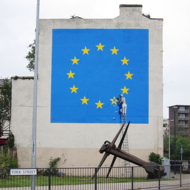 Az EU-zászló egyik csillagát leverő munkásról készített óriásgraffitit Banksy