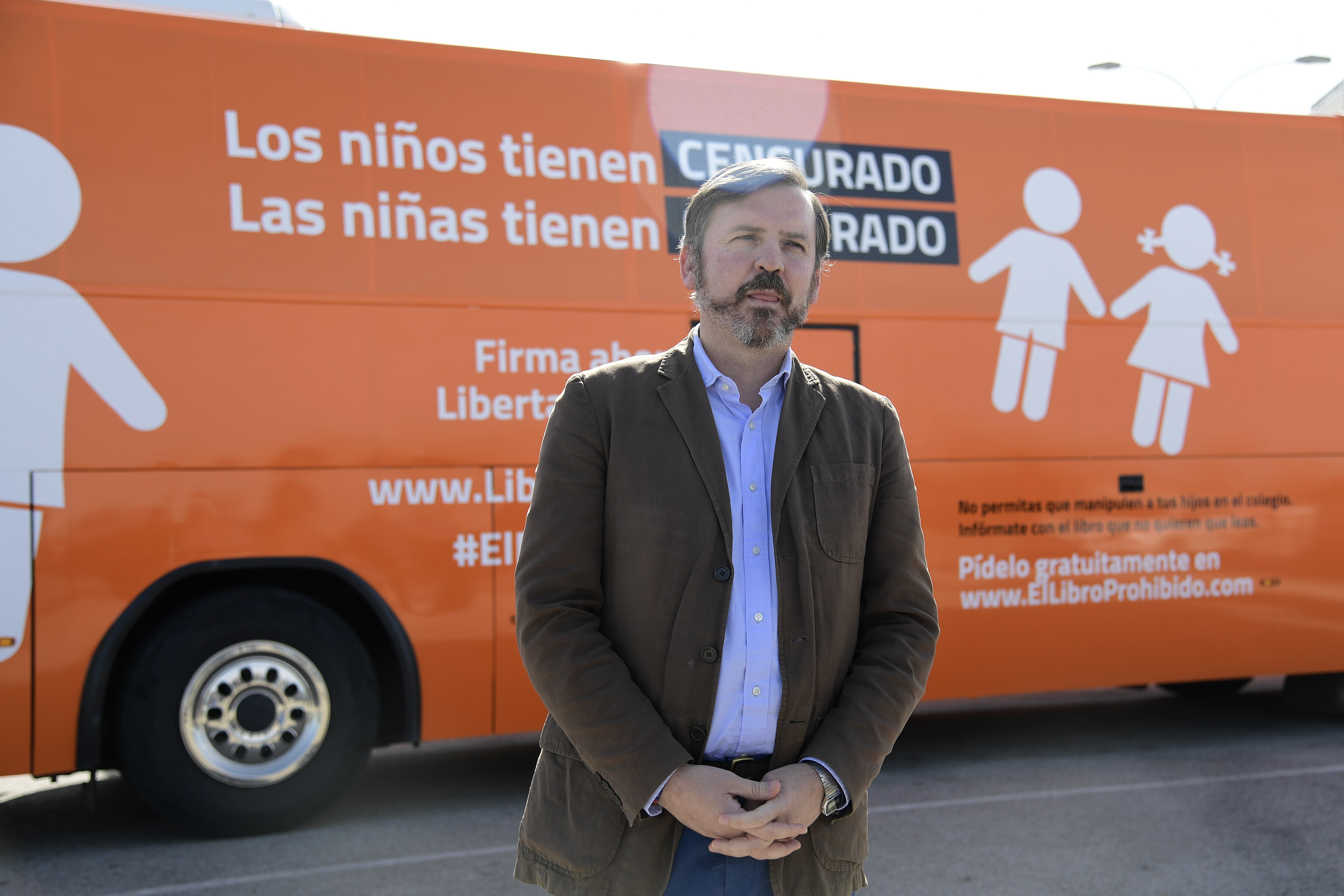 Ignacio Arsuaga a spanyol hatóságok által lefoglalt busz előtt