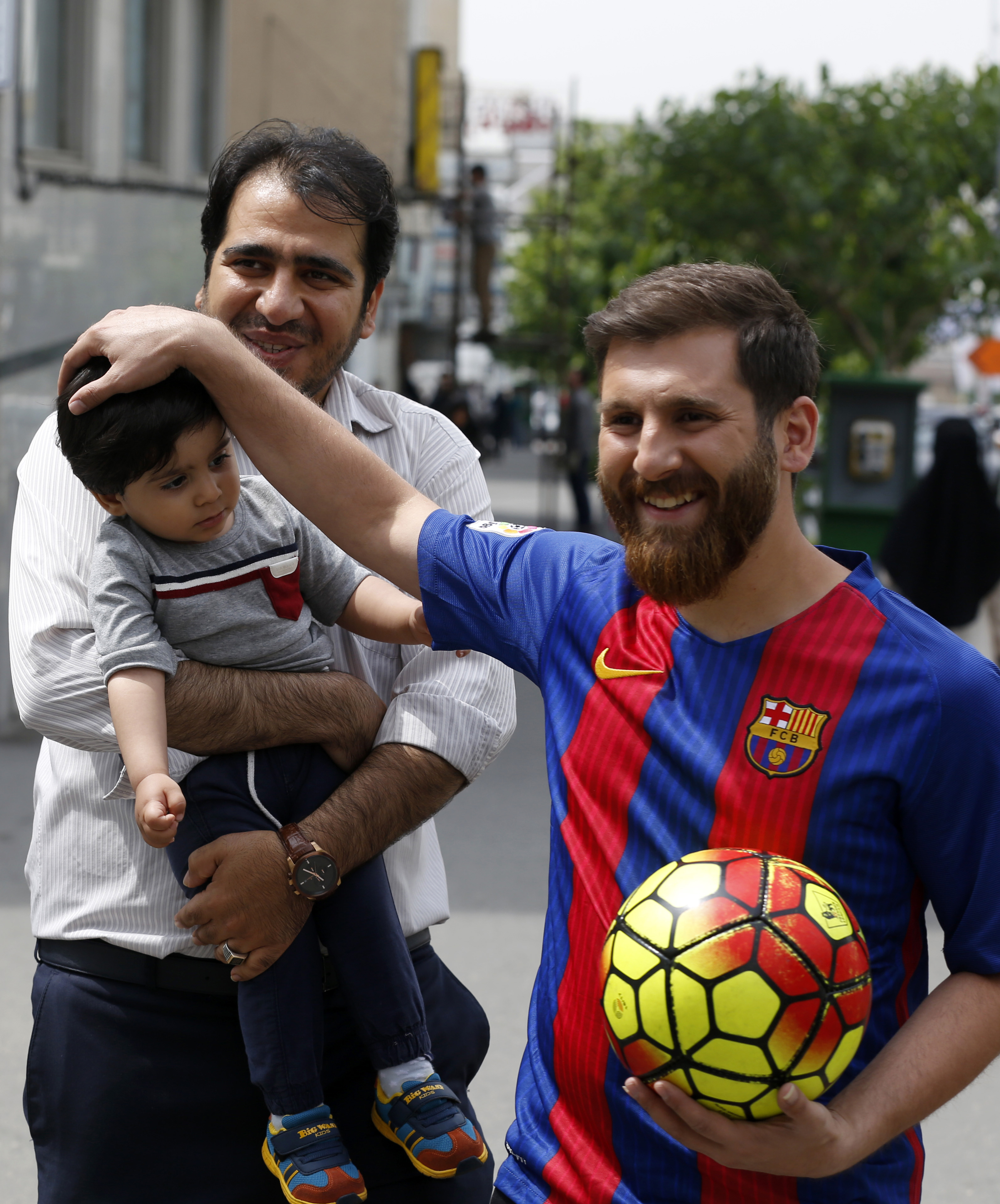Megbénította a forgalmat az iráni Messi-hasonmás