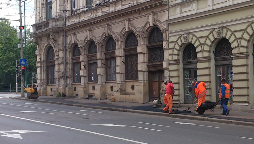 Szegeden a munkások nagy erőkkel álltak neki eltüntetni a Kétfarkú Kutya Párt által befestett repedéseket
