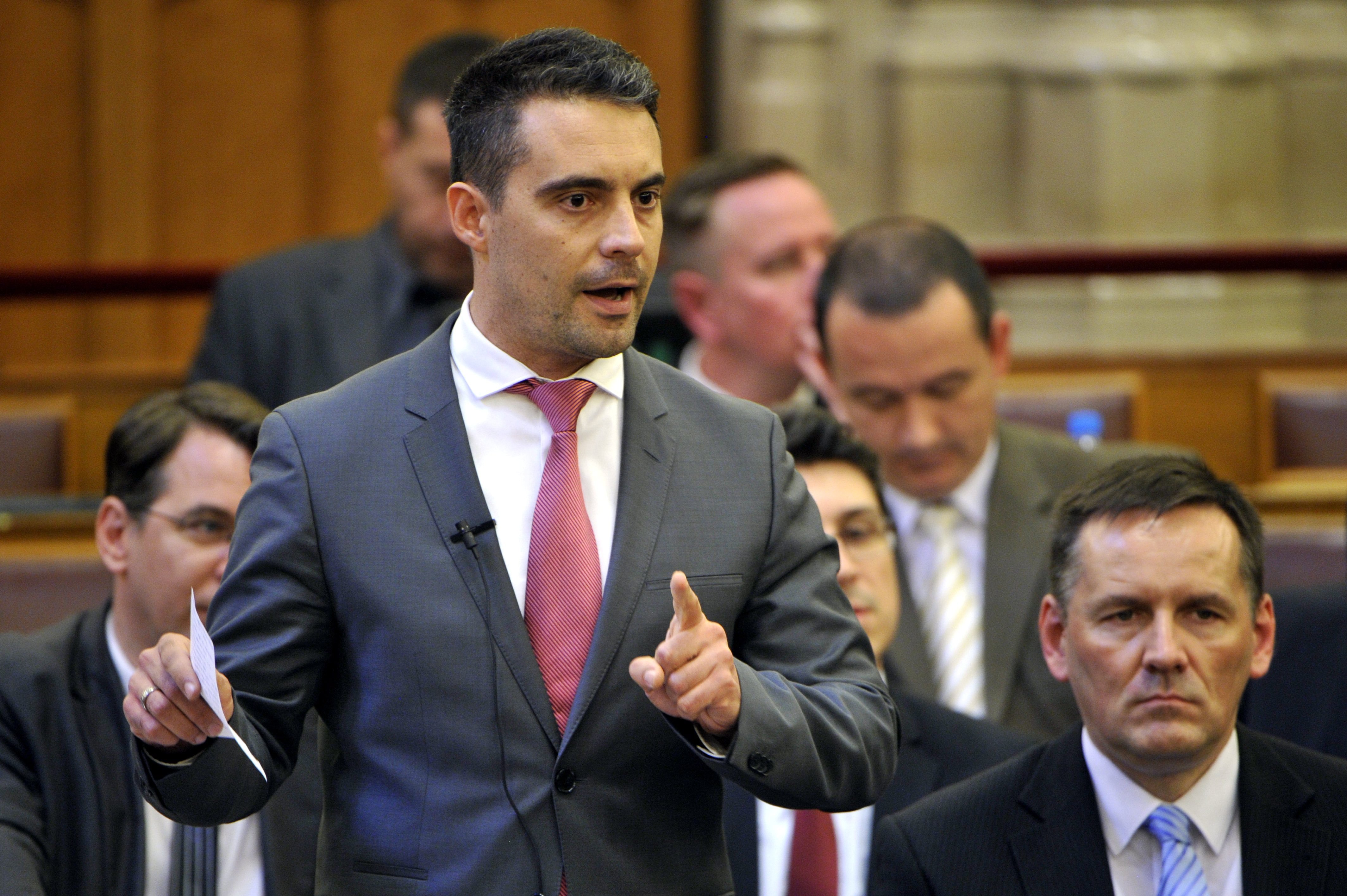 Jövő kedden rendkívüli ülés lesz a parlamentben: a Jobbik számonkéri a Fideszen a 2300 befogadott menekültet