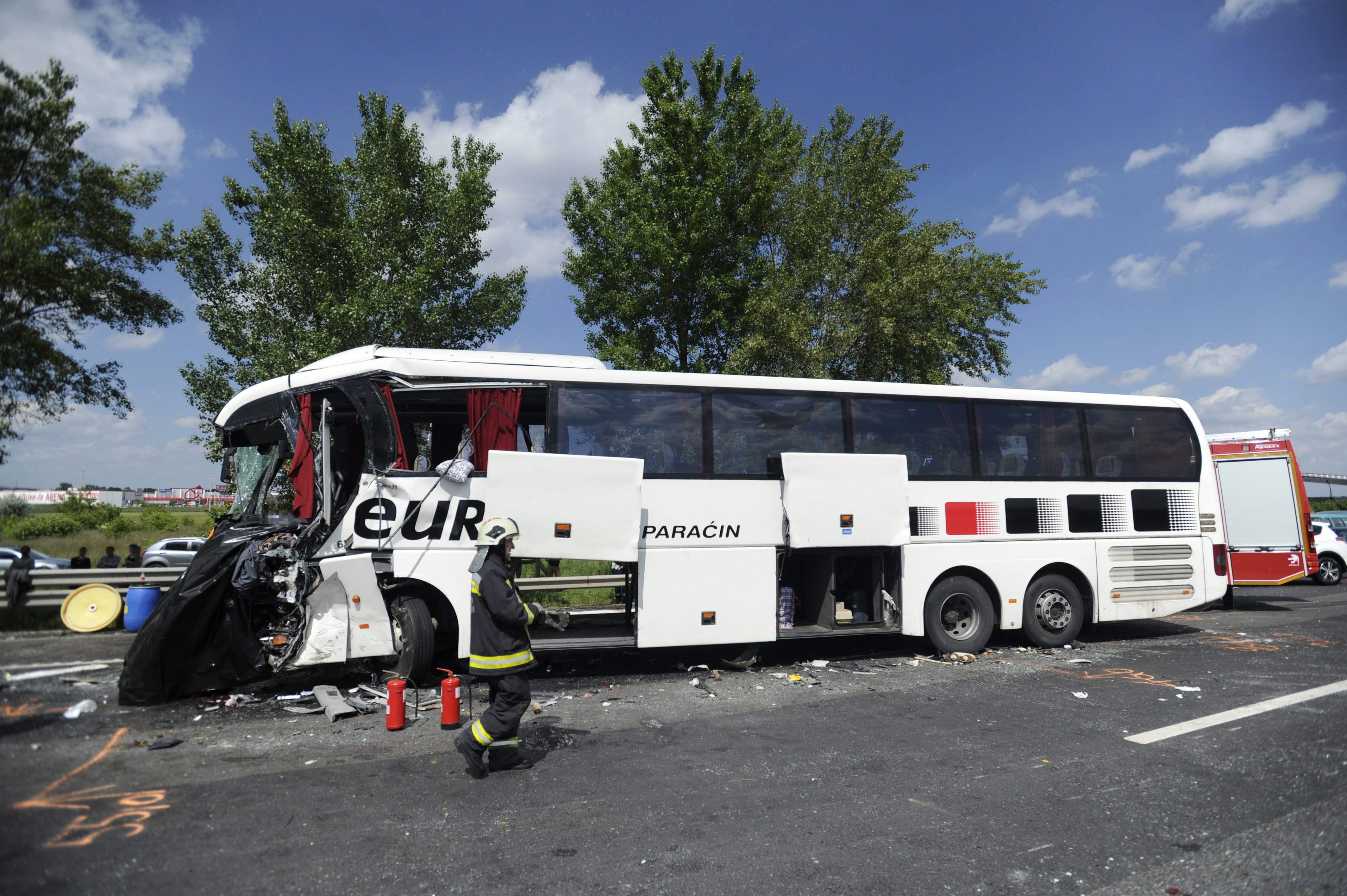 19 embert vittek kórházba, miután az M0-son pályakarbantartó autónak rohant egy szerb turistabusz