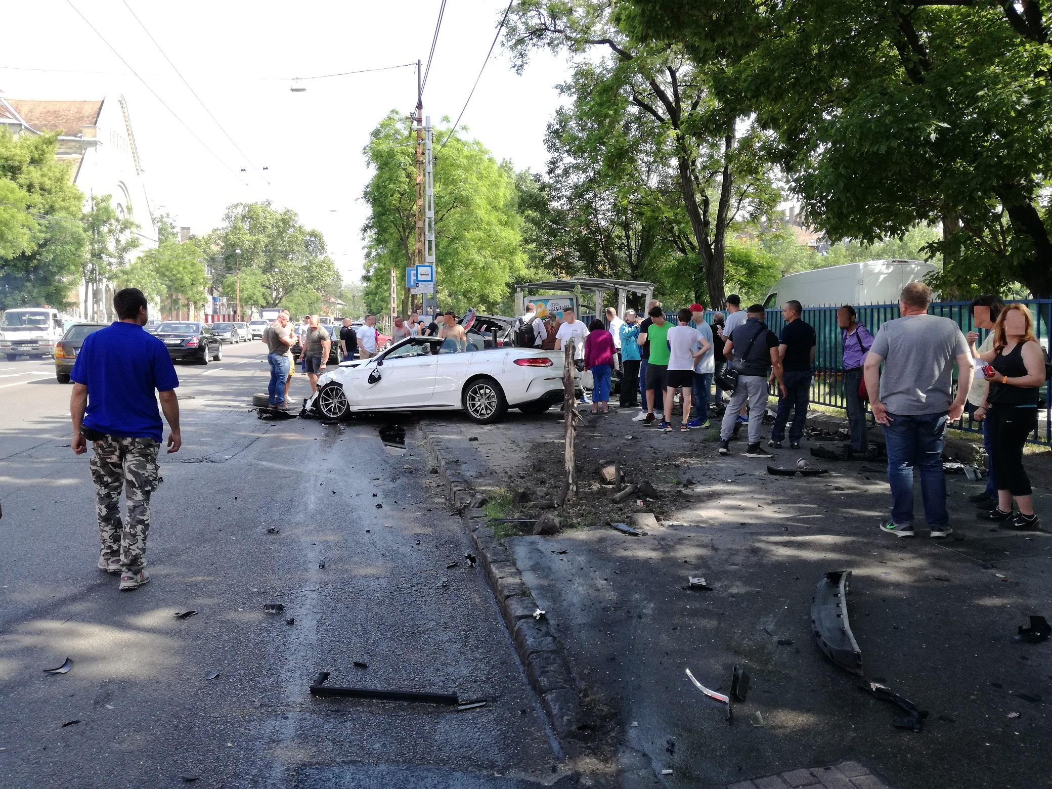 Megállót tarolt le az autós, megbénult a Dózsa György út