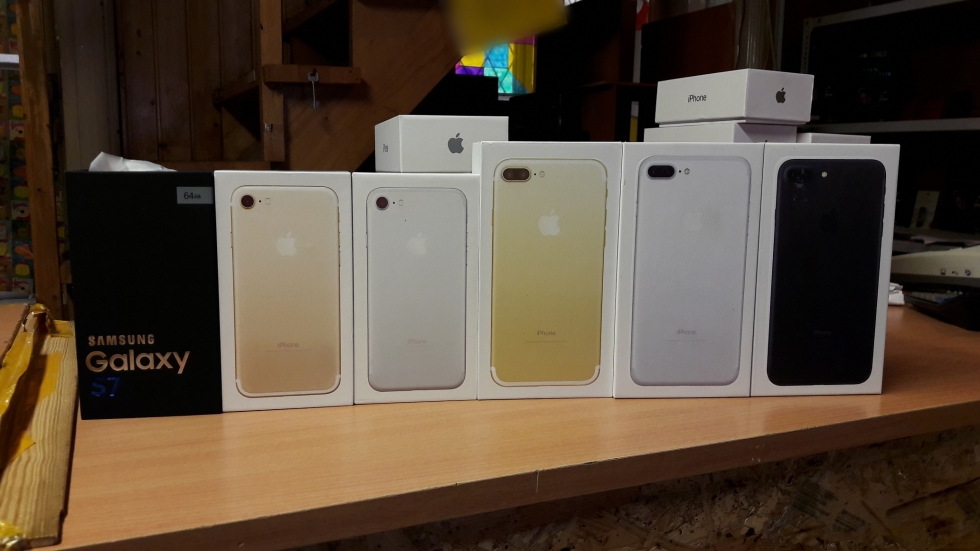 Három román, harminc hamis iPhone