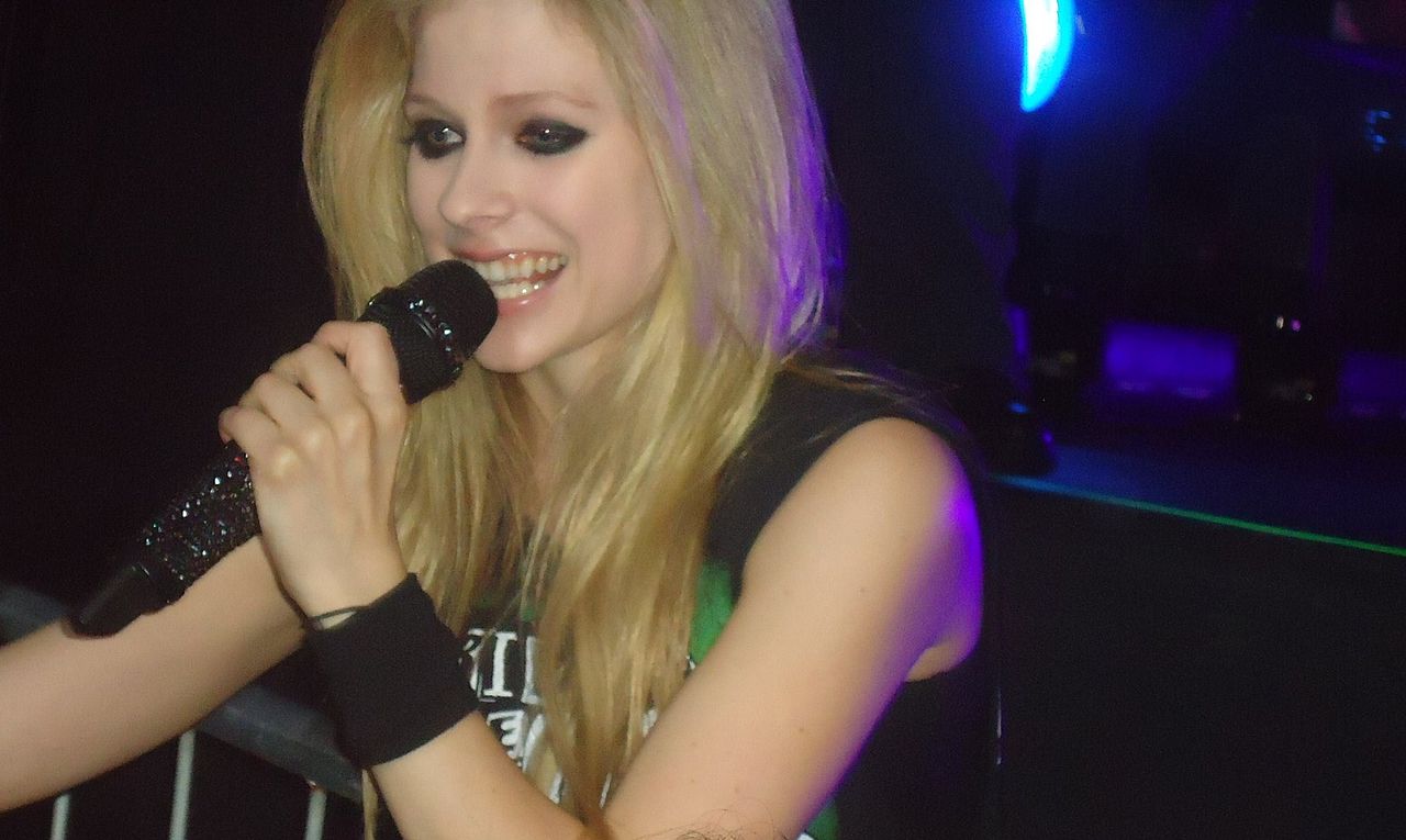 Megint kiderült, hogy Avril Lavigne már régen meghalt, és egy hasonmás helyettesíti