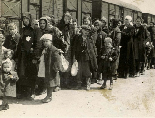 Deportálásra váró zsidó családok