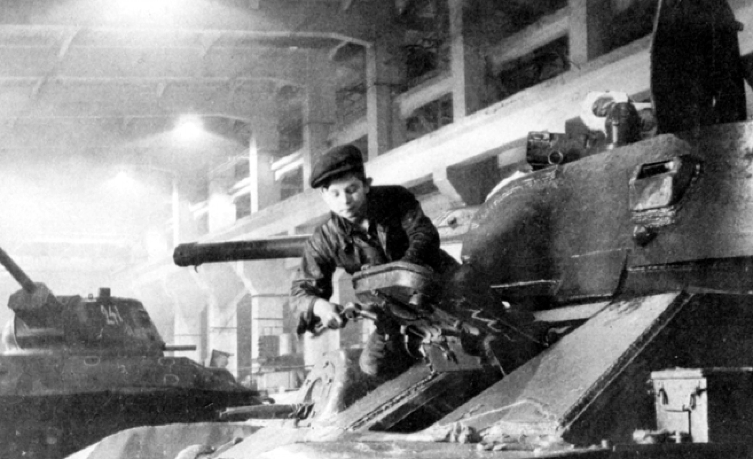 Сборка т 34. Уральский танковый завод 1941. Т 34 ВОВ завод. Танк т34 на заводе. Уралмаш в годы войны 1941-1945.