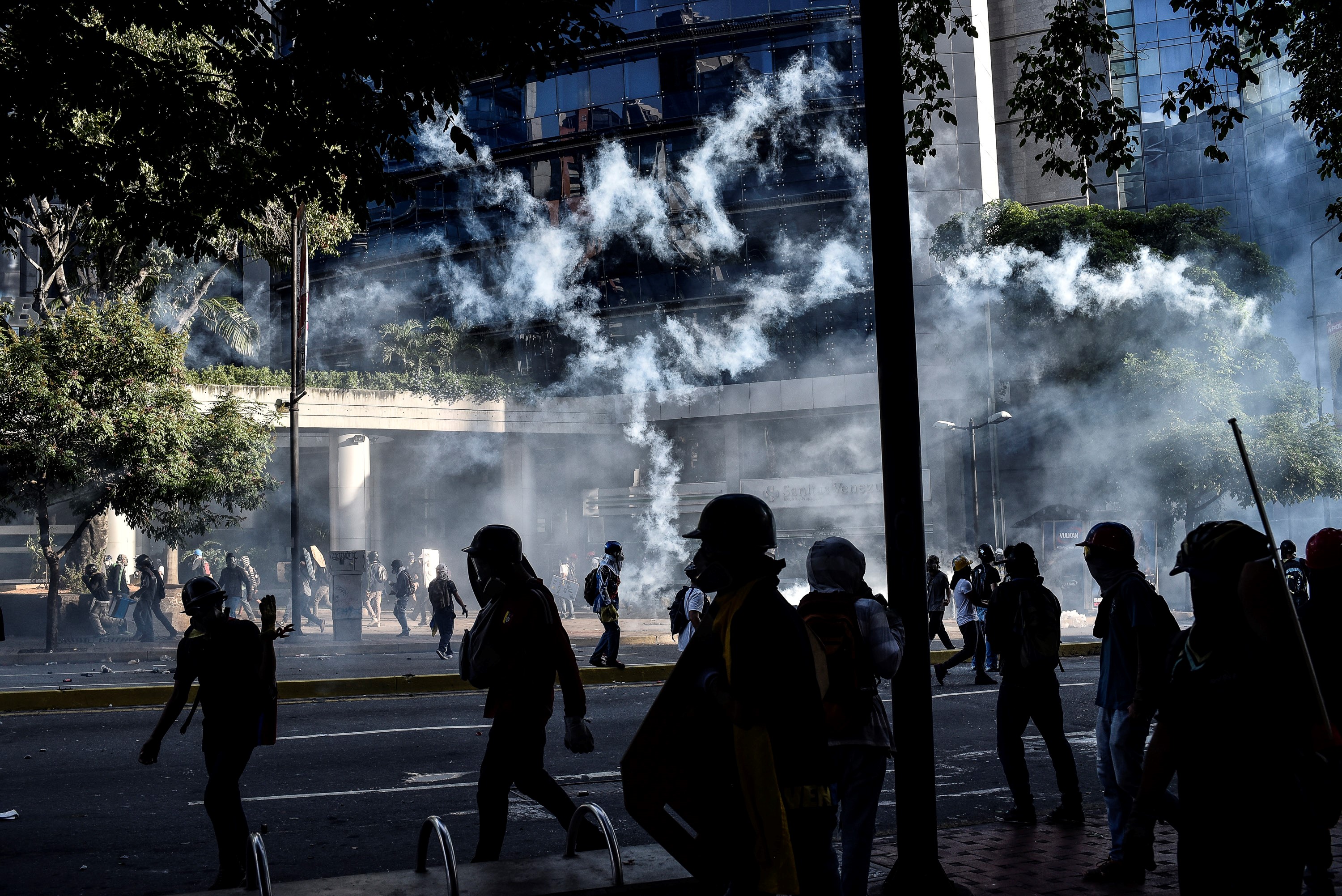 Mesterlövészeket vetnének be a tüntetők ellen a venezuelai hadsereg tábornokai