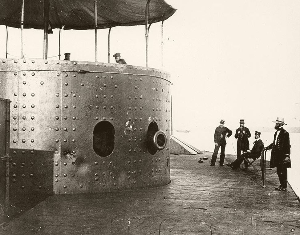 Tájkép csata után: a Monitor néhány tisztje a fedélzeten. A tornyon látható horpadásokat a Virginia gránátjai okozták