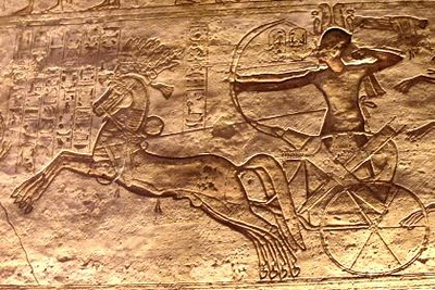 II. Ramszesz reliefje Abu Szimbelben, sajátos megvilágításban