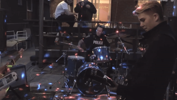 A nap legkanadaibb pillanata: a zenekarra hívott rendőr beállt dobolni