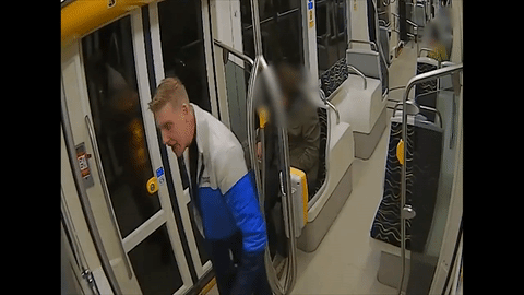 Berúgta a fülke ajtaját, és fejbe ütötte a villamosvezetőt egy férfi a Bosnyák térnél
