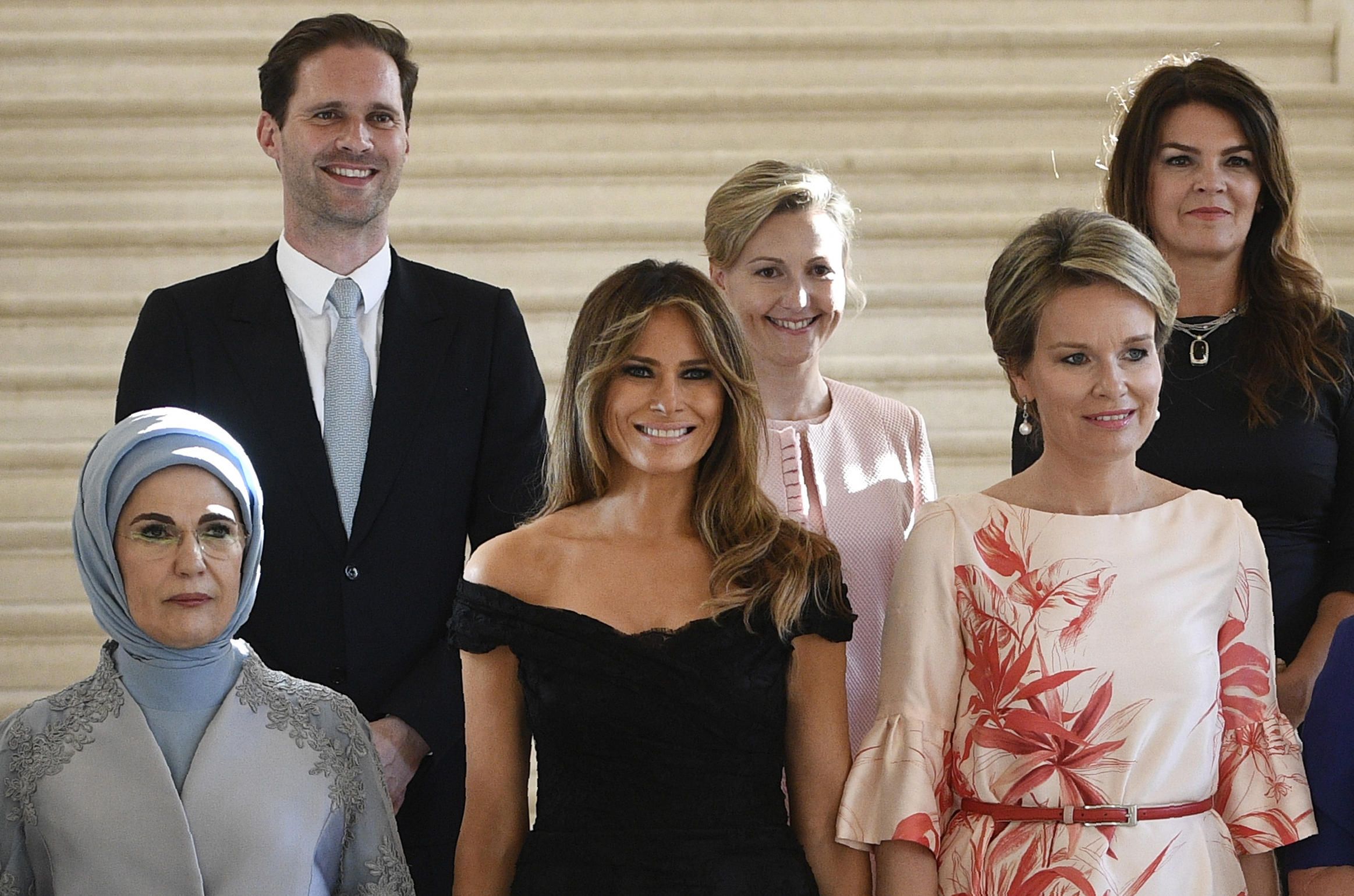 A luxemburgi miniszterelnök férje is beállt a first ladyk csoportképére