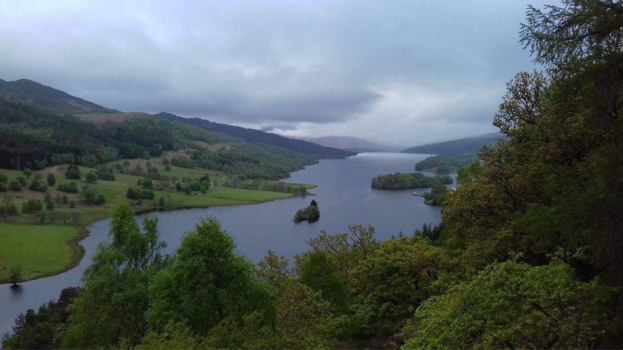 Kilátás a Queen's View-ról. A bal szélen látható a Schiehallion, amelyen a Föld súlyát mérték.