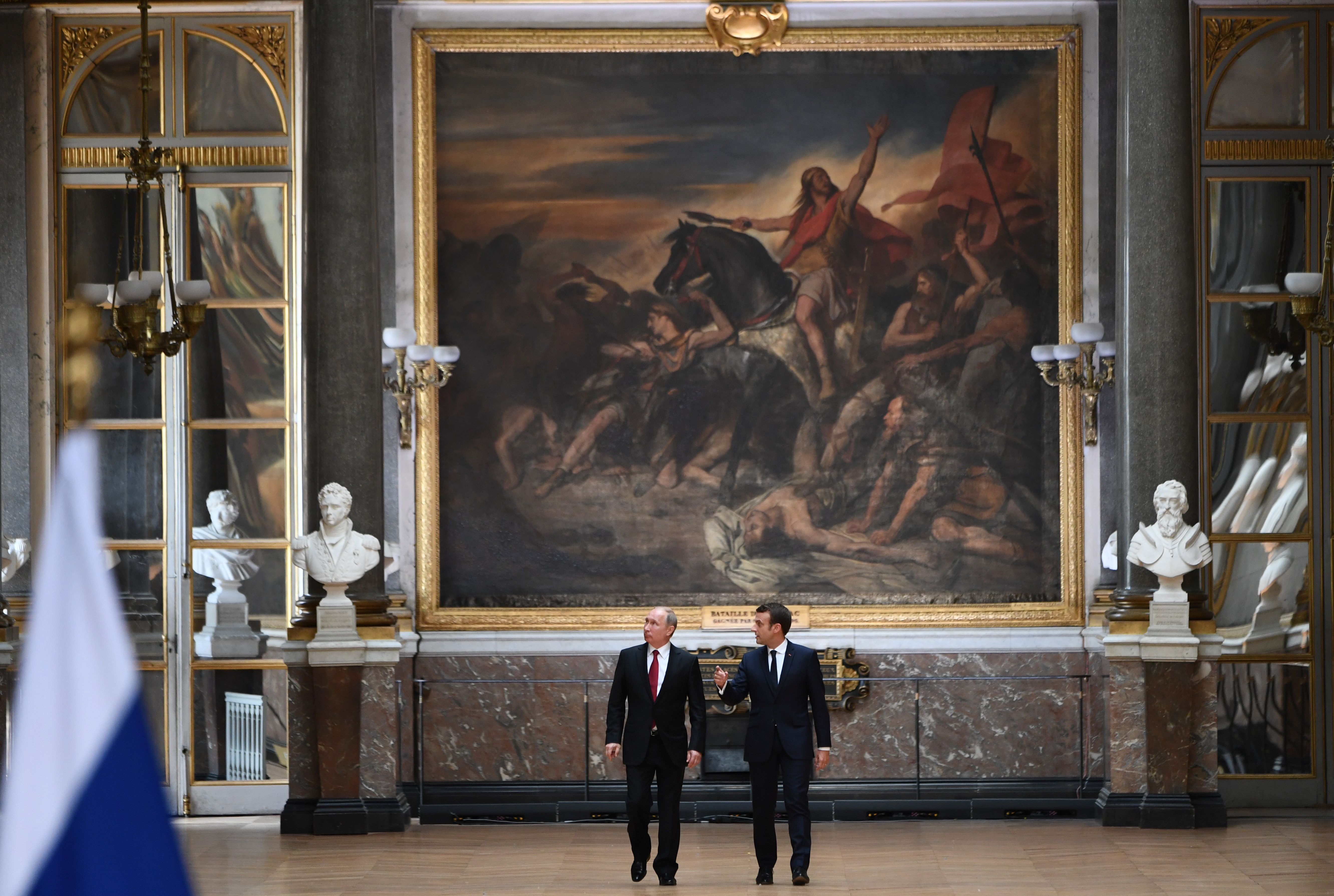 Versailles-ban találkozott először Macron és Putyin