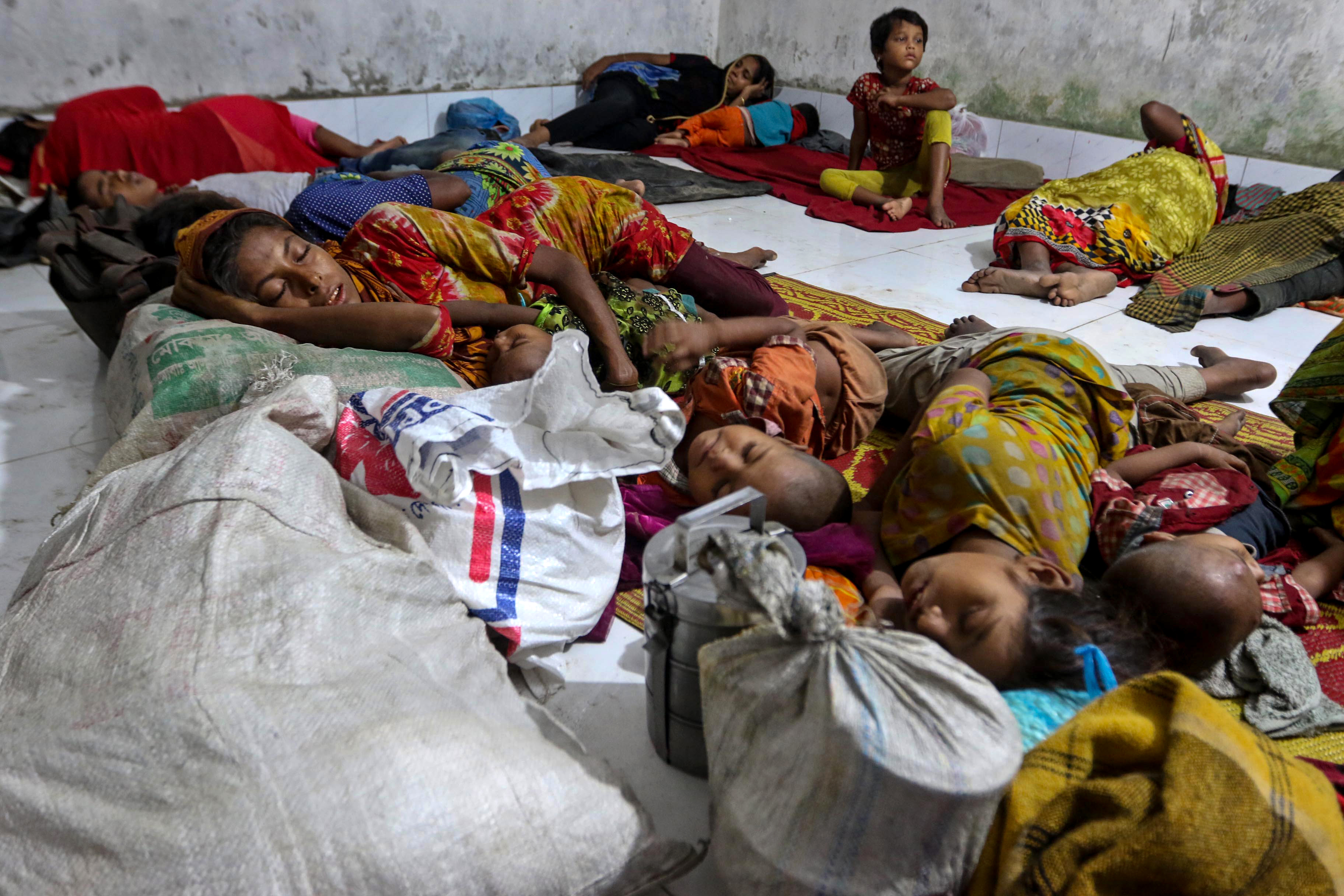 Százezrével menekítik a bangladesieket a ciklon elől