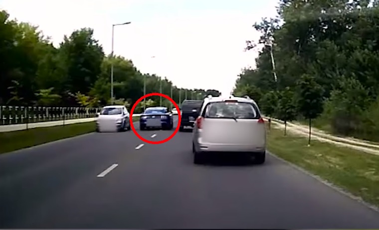 A rendőrök keresik az autóst, aki egy kék Ford Mustanggal száguldva durván balesetveszélyesen előzött Győrnél