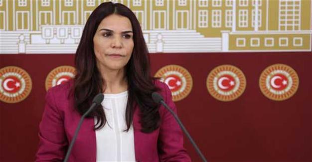 Börtönre ítéltek egy török politikust, mert beszédet mondott egy temetésen