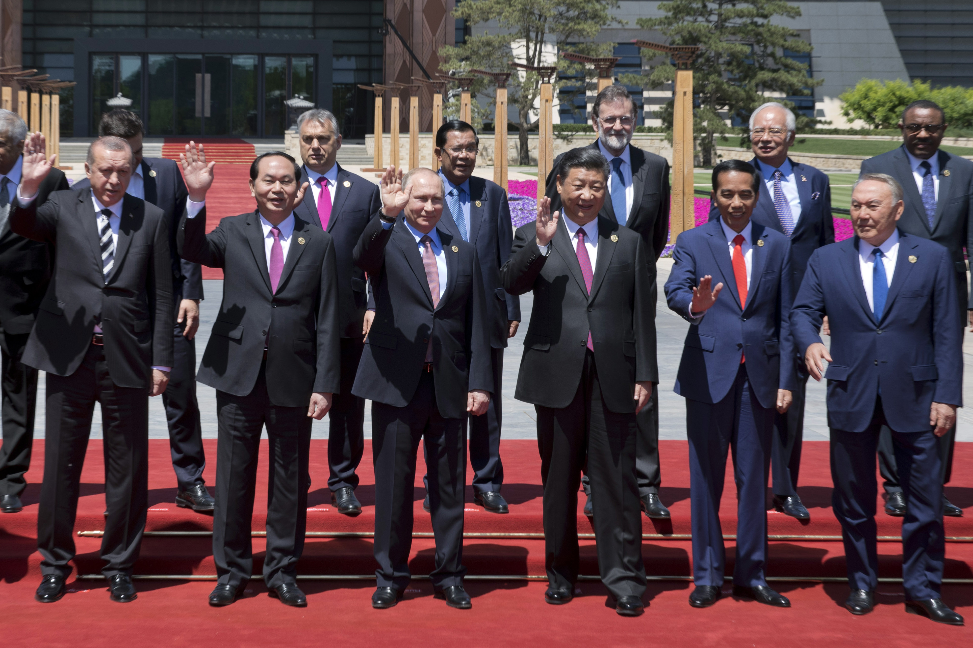 Erdogan, a vietnami elnök Tran Dai Quang, Putyin, Hszi Csin-ping, az indonéz elnök Joko Widodo, a kazah elnök Nurszultan Nazarbajev az első sorban, hátul Orbán Viktor is felbukkan