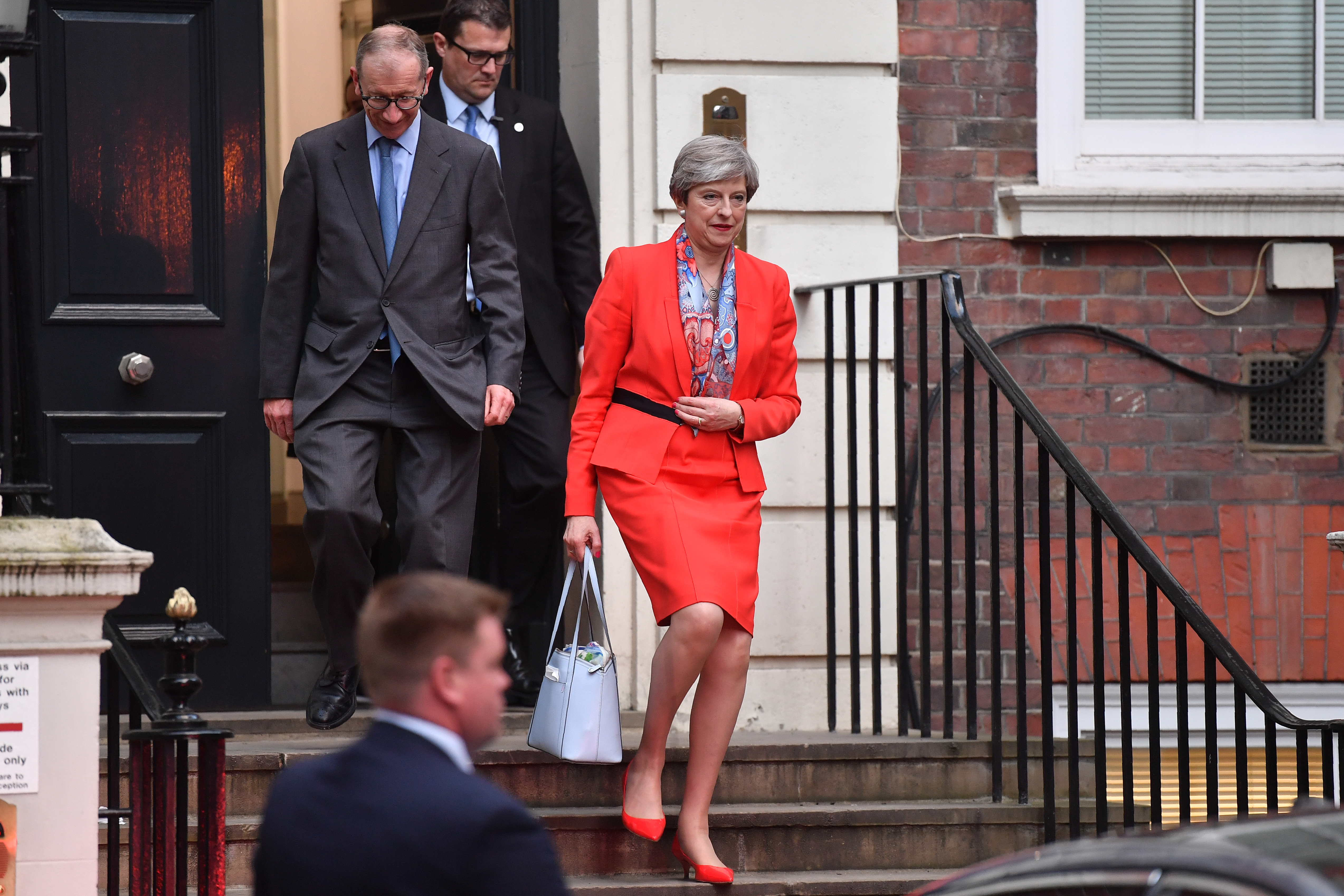 Theresa May egy hónapja még történelmi győzelemre állt, végül örülhet, ha kormányon marad
