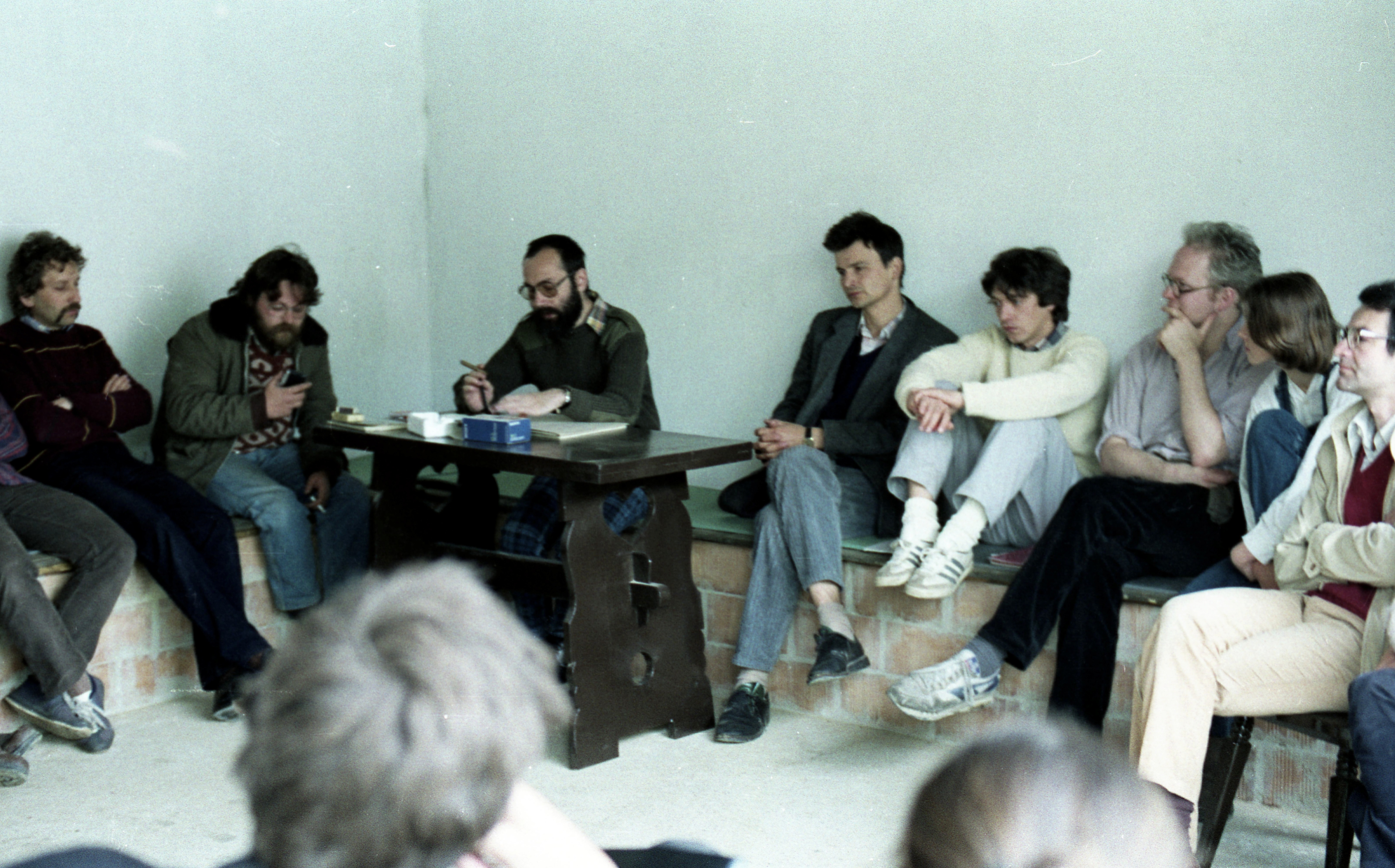 1987, Perőcsény. Az asztalnál Tamás Gáspár Miklós, tőle jobbra Demszky Gábor, a kép szélén Lányi András.