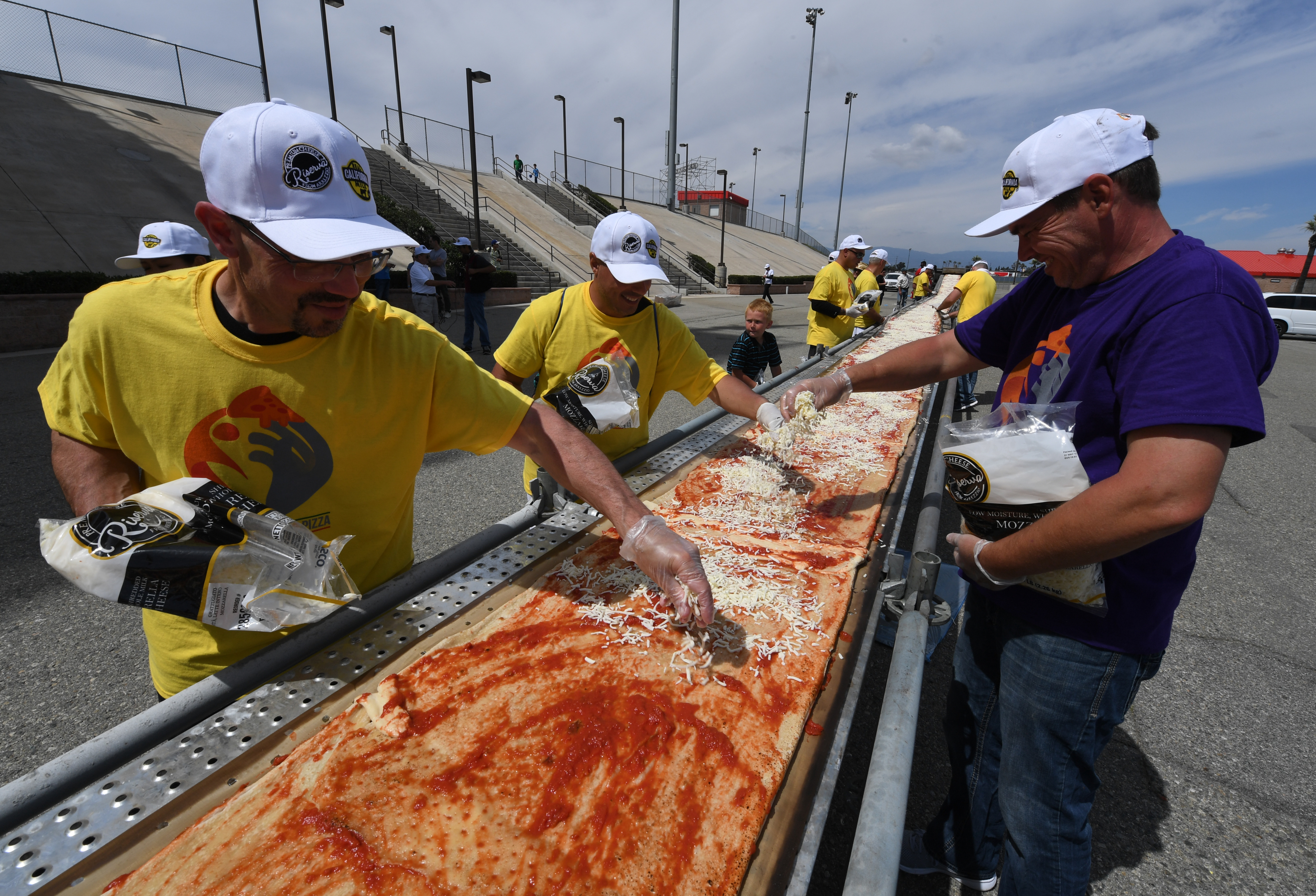 Egy kaliforniai autópályán megsütötték a világ leghosszabb pizzáját