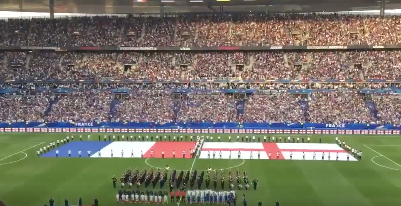 Libabőrözős: franciák tízezrei énekelték telitorokból az angol himnuszt a francia-angol meccs előtt
