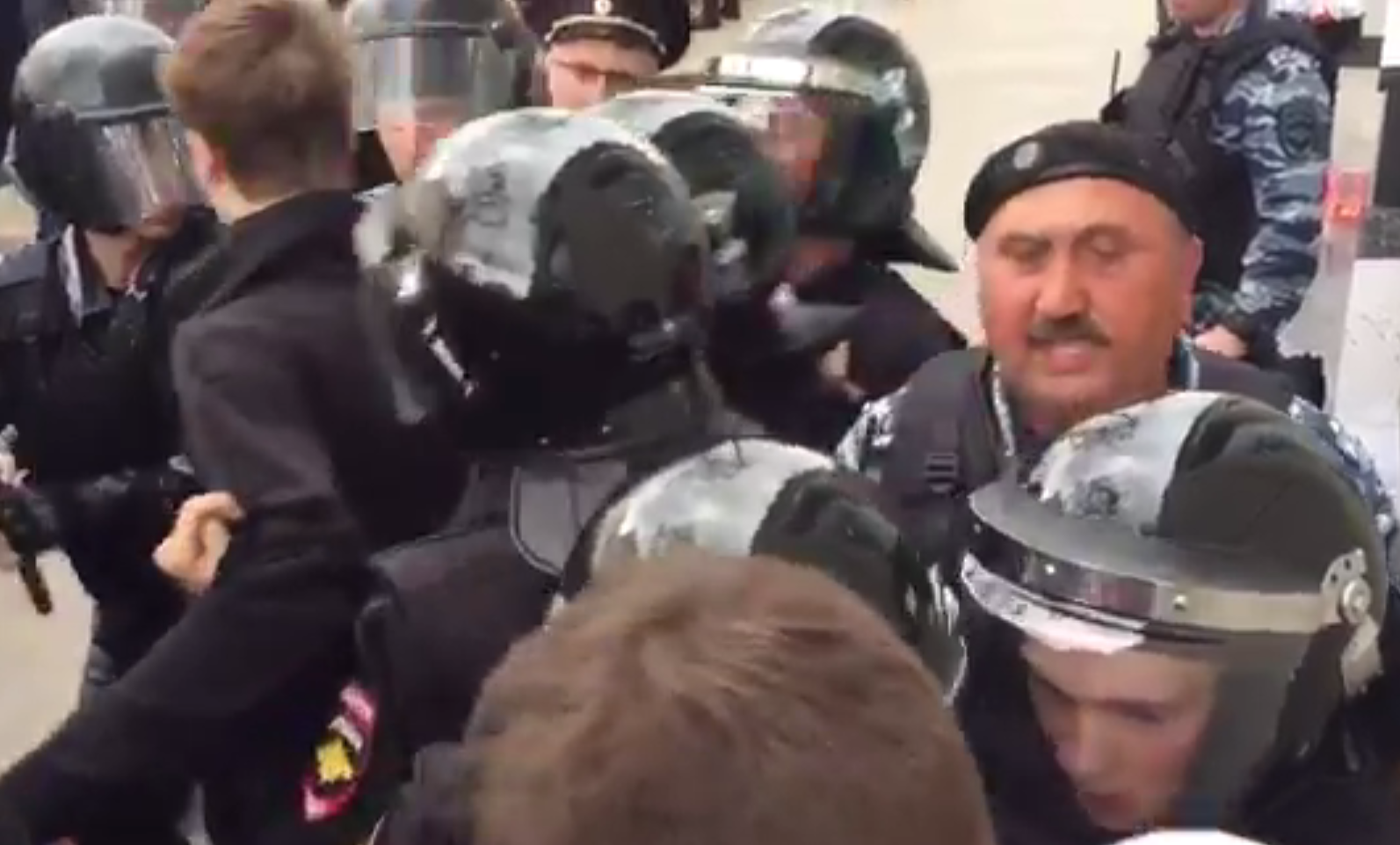 A kijevi tüntetőket szétverető parancsnok a moszkvai tüntetőkkel szemben bukkant fel