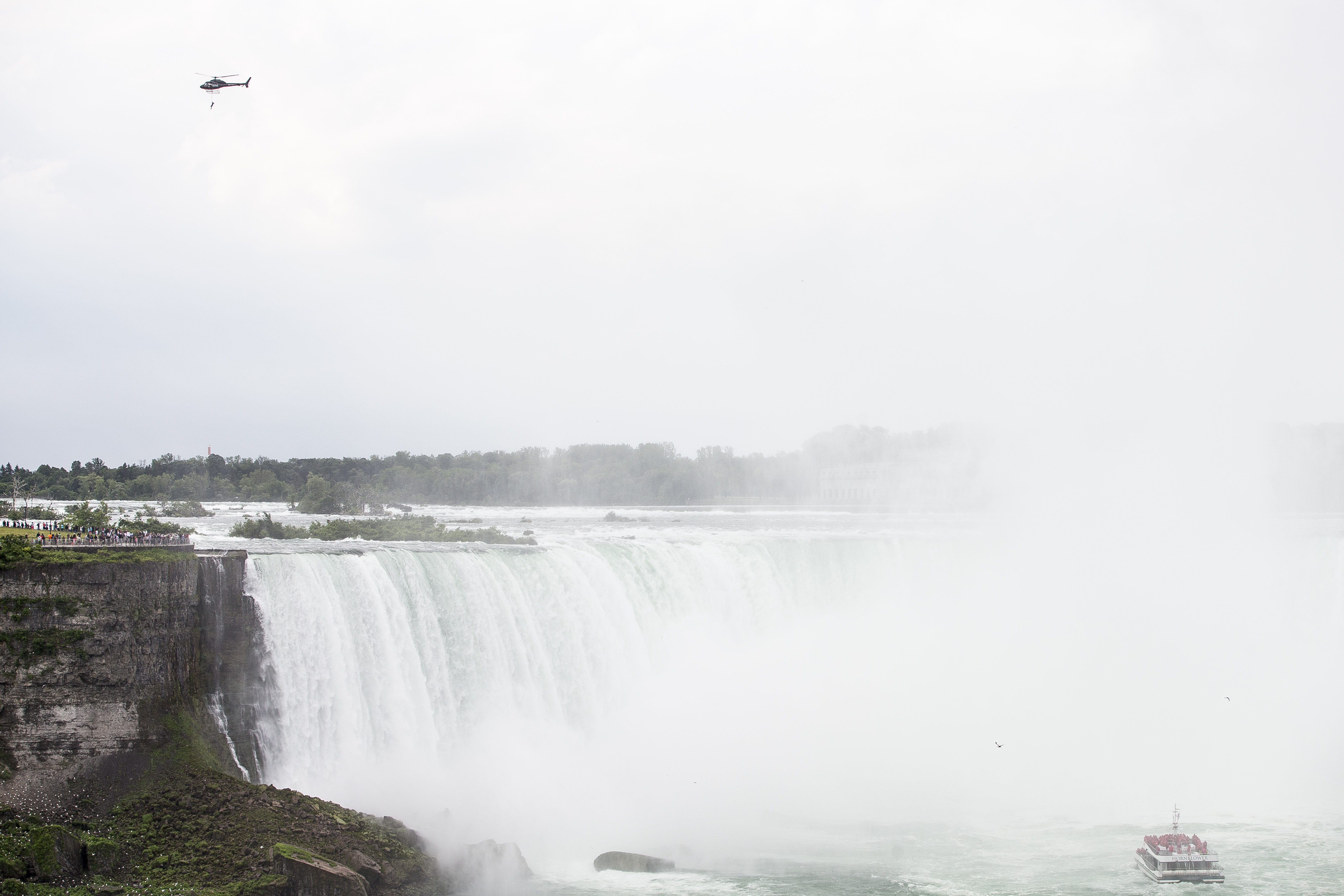 Beleesett egy férfi a Niagara-vízesésbe