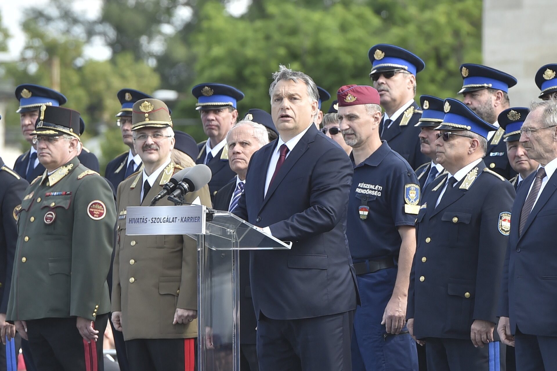 Orbán Viktor a felavatott rendőröknek sem tudott másról beszélni, csak Brüsszelről és a migránsokról