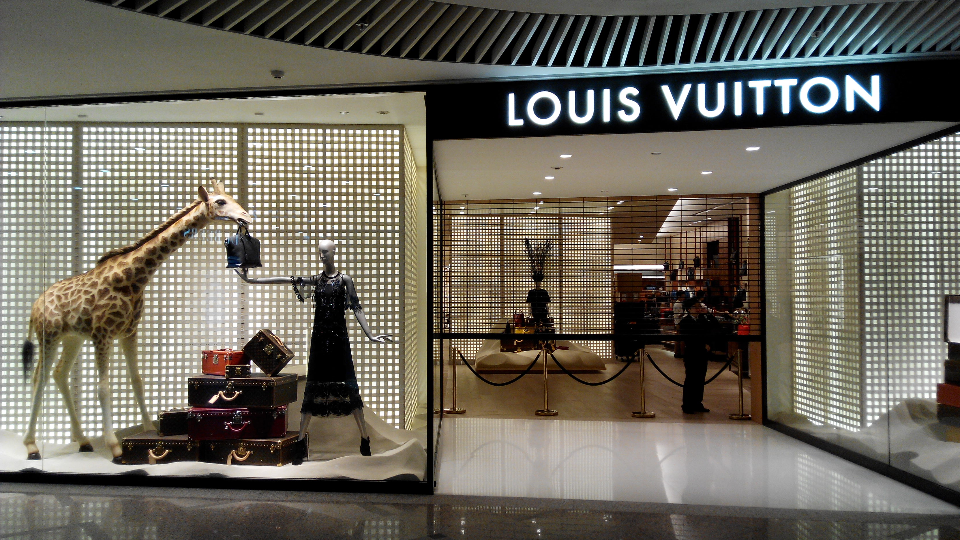 Egy titkos erdélyi üzemben készülnek a Louis Vuitton luxuscipői 