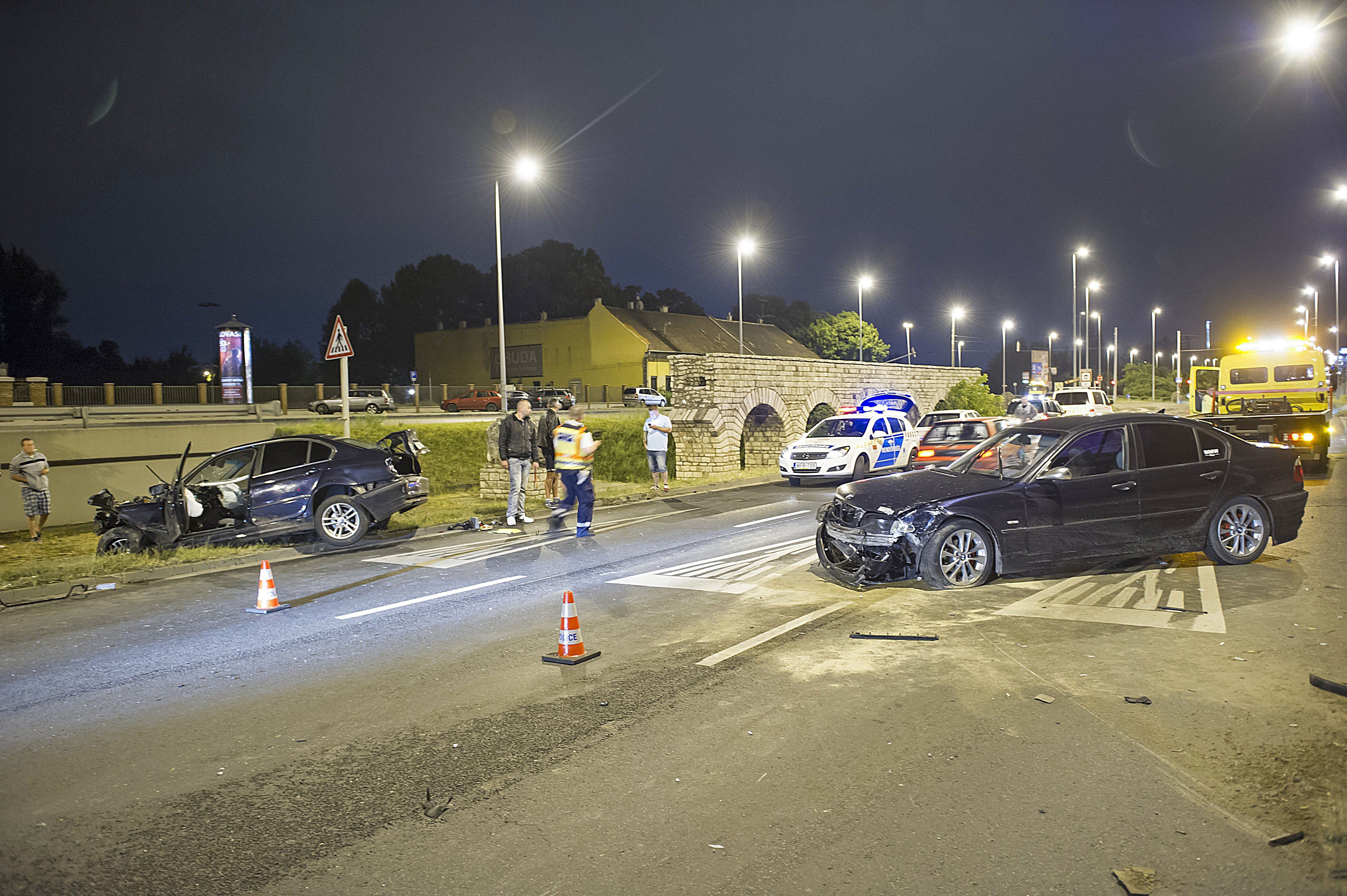Római kori vízvezetékből tört le egy darab két BMW-s balesete után péntek éjjel a Szentendrei úton