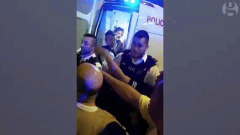 A londoni gázoló elégedetten integetett a dühöngő tömegnek, amikor a rendőrök beültették a rabszállítóba