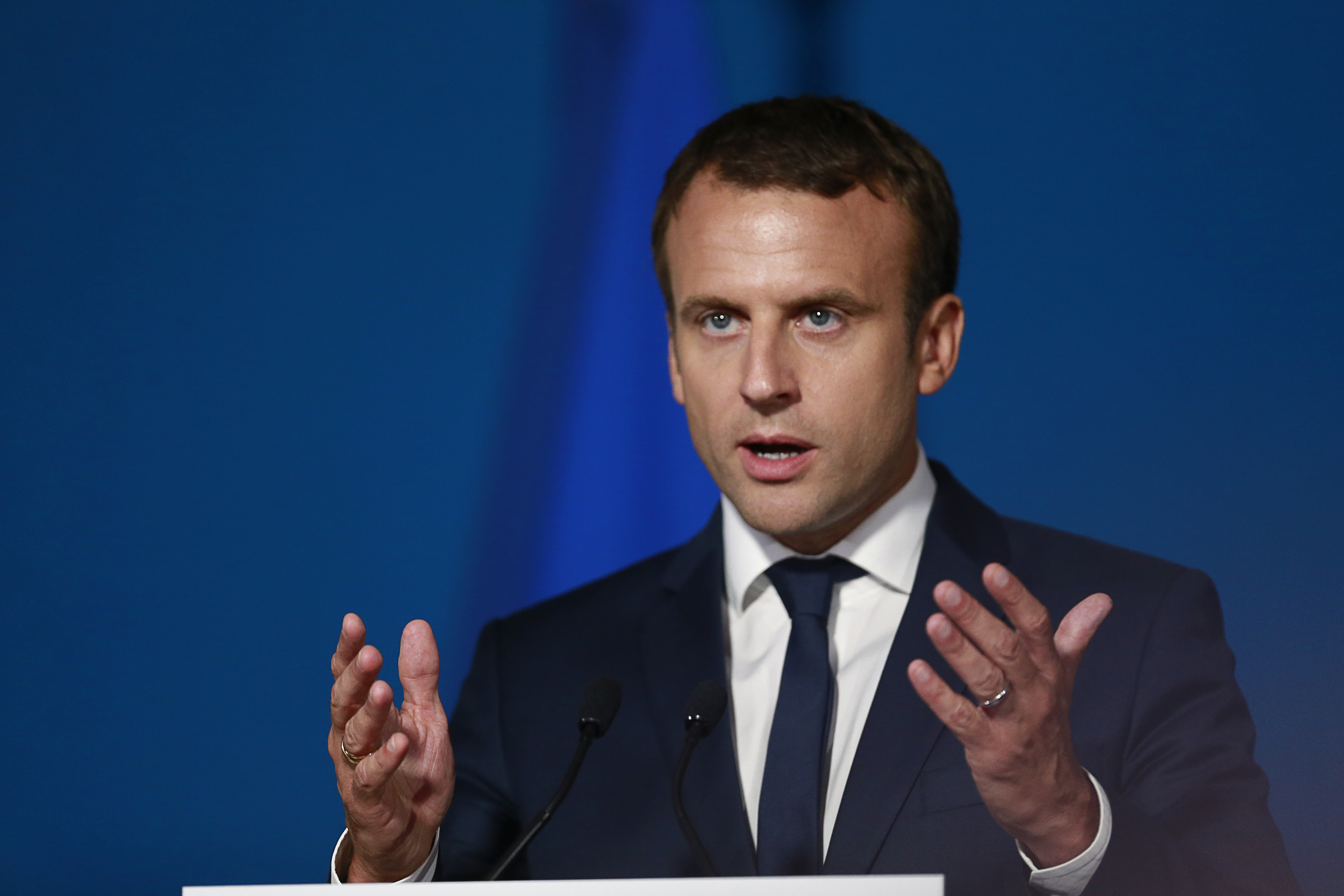 Soha olyan rosszul nem kezdett még francia elnök, mint Emmanuel Macron 