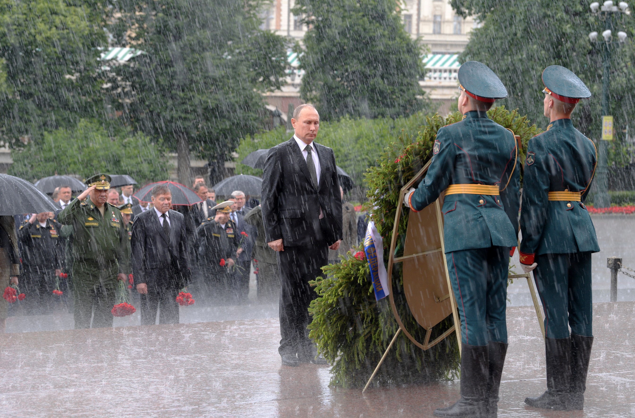 Vlagyimir Vlagyimirovics Putyin, az Oroszországi Föderáció elnöke szakadó esőben koszorúzott a Kreml előtt