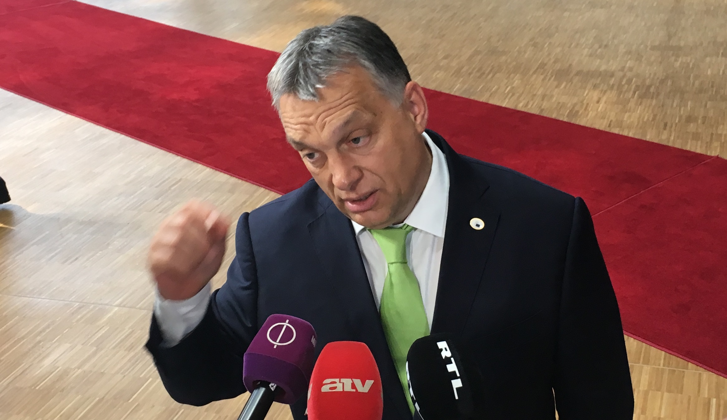 Orbán Viktor megérkezik a csúcsra és rögtön nyilatkozik a magyar sajtónak.